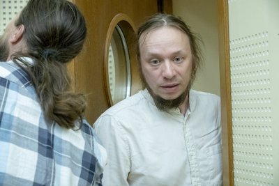 Lauri Õunapuu ja laulupeo dirigentidest koosnev koor salvestab laulu Üksi pole keegi