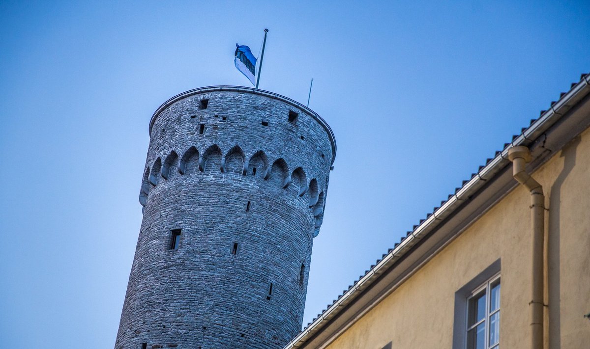 24. veebruari saatepäeva juhatab sisse pidulik riigilipu heiskamine Pika Hermanni torni.