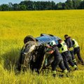 ФОТО | Автомобиль вылетел в поле и перевернулся. Пострадал 84-летний водитель