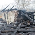 DELFI FOTOD | Saaremaal hävis küünlast alguse saanud tulekahjus elumaja