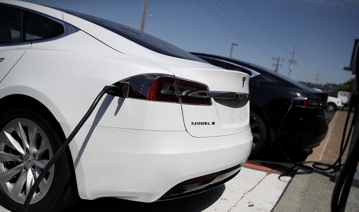 Rekordiga mitteseotud Tesla Model S laadimas. 