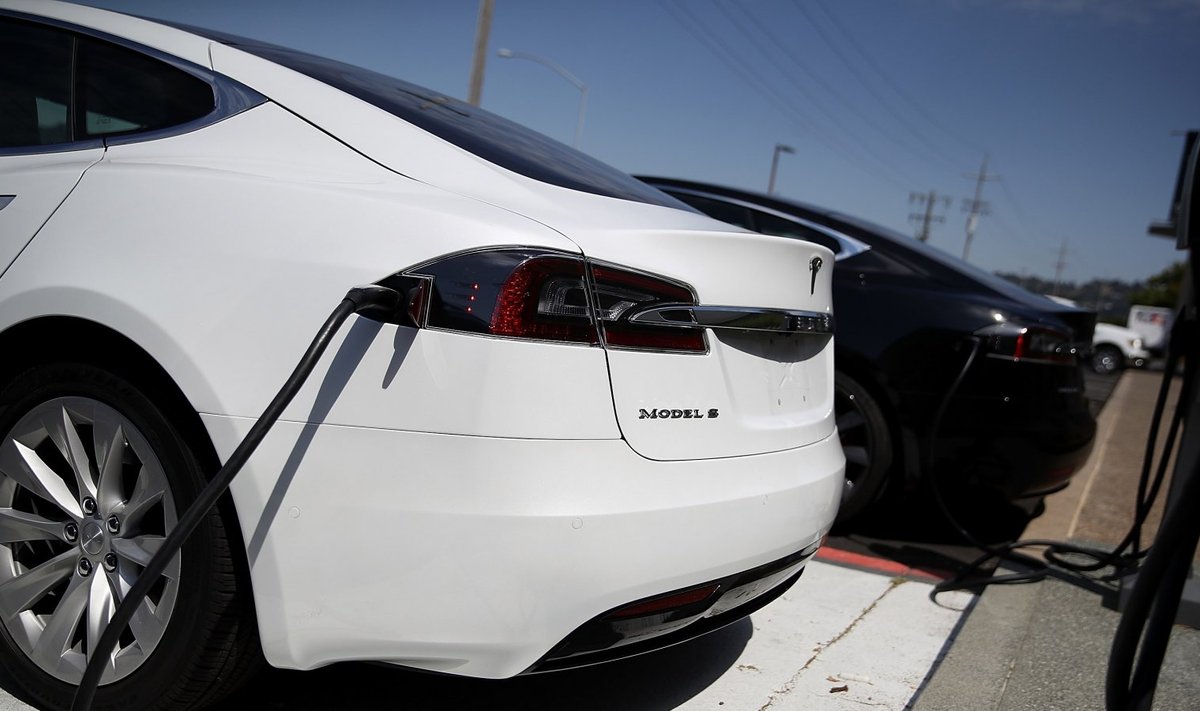 Rekordiga mitteseotud Tesla Model S laadimas.