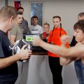 VIDEO | See mees püstitas kaks Guinnessi rekordit rusikahoopide jagamises