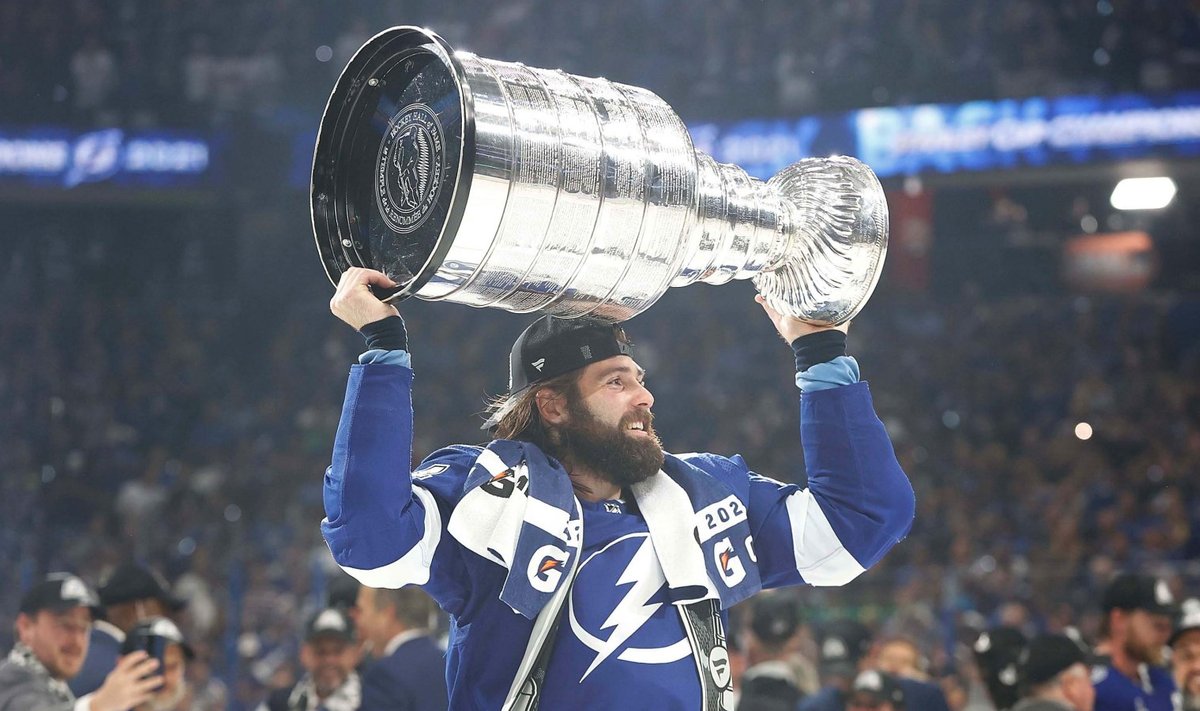 Lightningu Pat Maroon Stanley karikat pea kohale tõstmas.