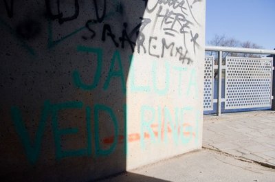 Keegi tänavakunstnik soovitab jalutada veidi ringi. Nõustun