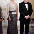 Julged valikud! Kolm Soome naist lähevad presidendi vastuvõtule reklaamplagudest tehtud kleitides