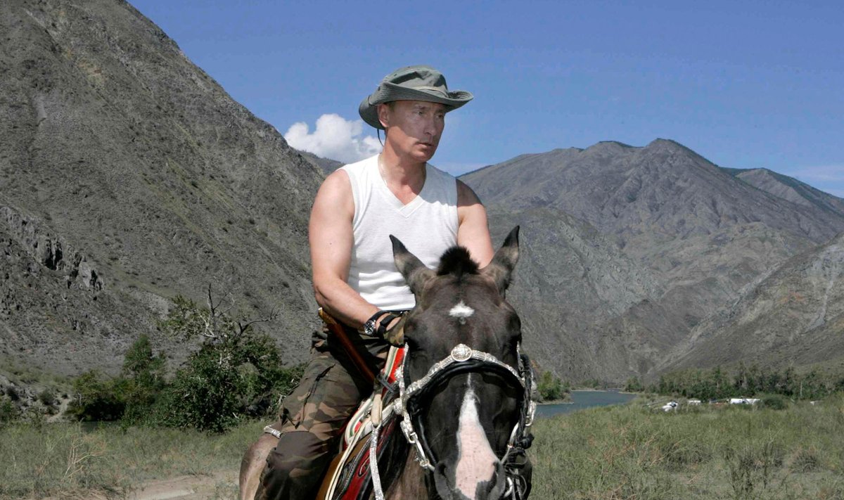 OHTLIK SPORT: Putin aastal 2007 Siberis ratsutamas. On teada, et Venemaa president on ratsutades korduvalt selga vigastanud.
