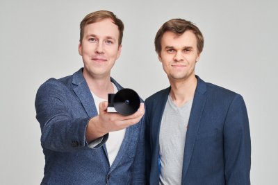 Jaan Viru (vasakul) ja arenduspartner Krakuli juht Jaan Hendrik Murumets kaamera insenerimudeliga. (Foto: Kaupo Kikkas, Crystalspace)
