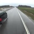 VIDEO TOIMUNUST | Keset maanteed veokijuhi tähelepanu otsinud liiklusteadmatu kaubikujuht kaotas juhtimisõiguse