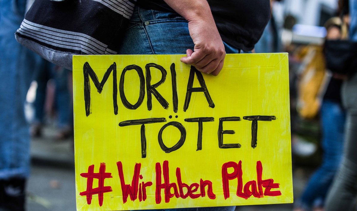 Moria tapab, meil on ruumi, kuulutab plakat Saksa meeleavaldaja käes