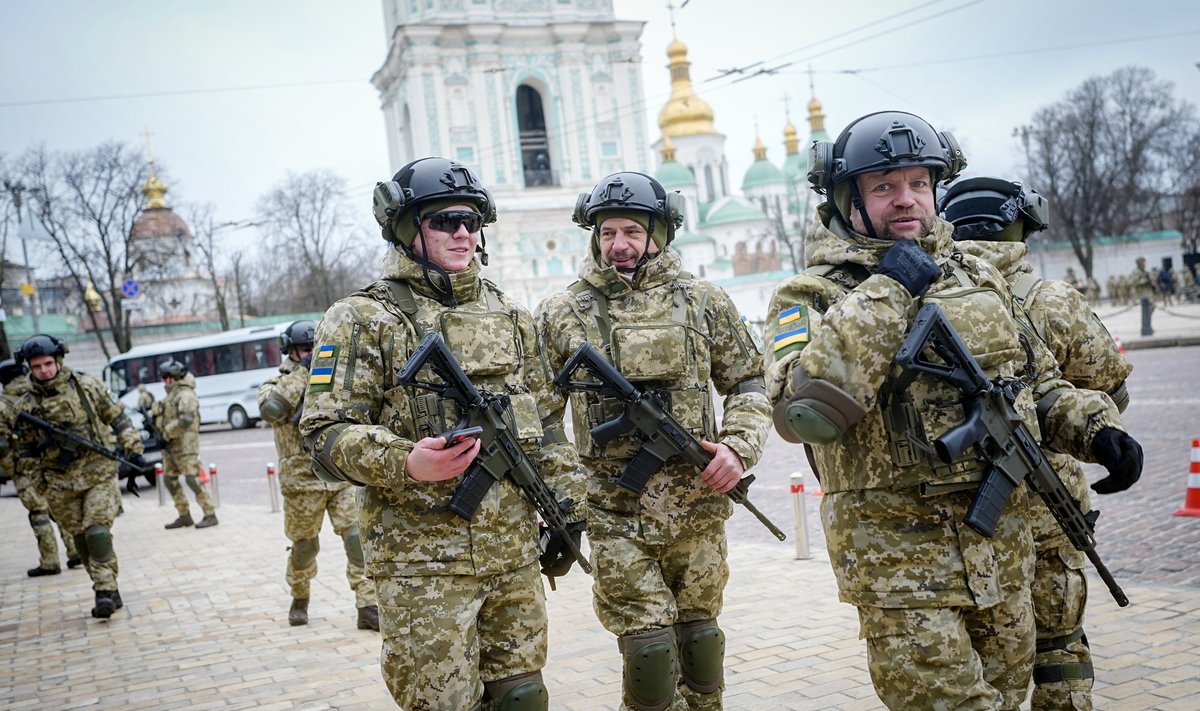 Украинские военные в Киеве