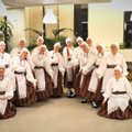 Alppila kirikust tulevad tantsupeole Helsingi Helmed, Lätis valmistatud kangast seelikud seljas