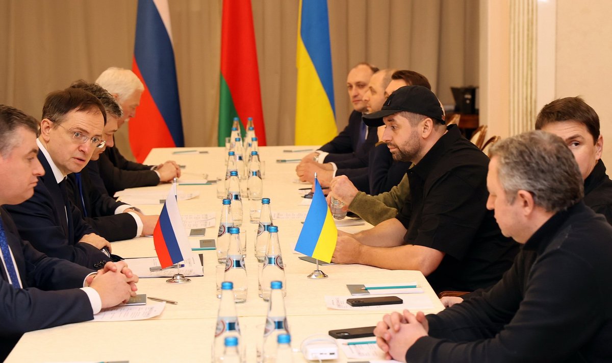 LÄBIRÄÄKIJA SURM: Ukraina pankur Deniss Kirjejev (paremal pool lauda reas viimane) osales Vene-Ukraina läbirääkimiste esimeses voorus. Järgmiseks korraks oli ta surnud.