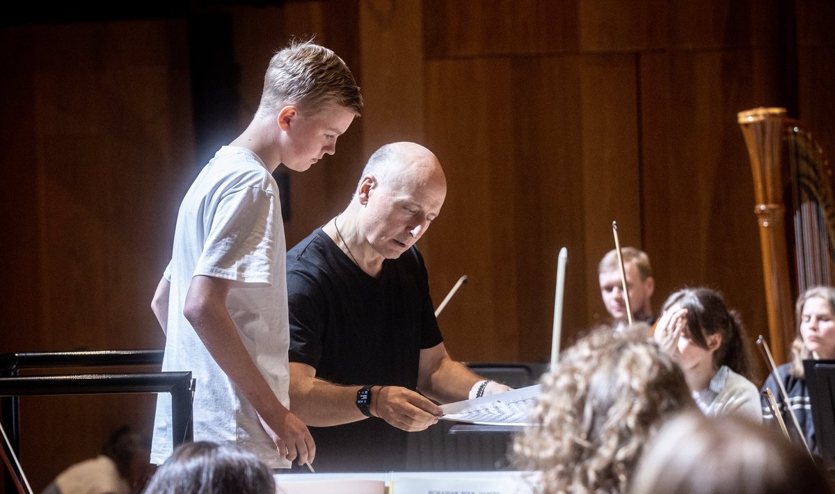 Noor dirigent Kasper Joel Nõgene Viimsi Artiumis proovi tegemas Paavo Järvi juhendamisel.