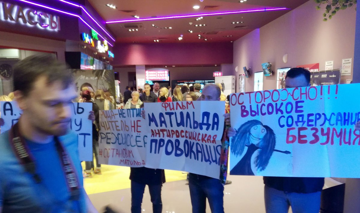 Протест перед пред-премьерой "Матильды" в Новосибирске