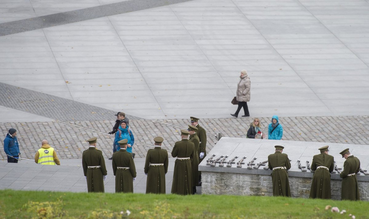 VEIDI ENNE PIDULIKKU SÜNDMUST: Eesti sõdurid Tallinnas Vabaduse väljakul Slovakkia riigipead ootamas.