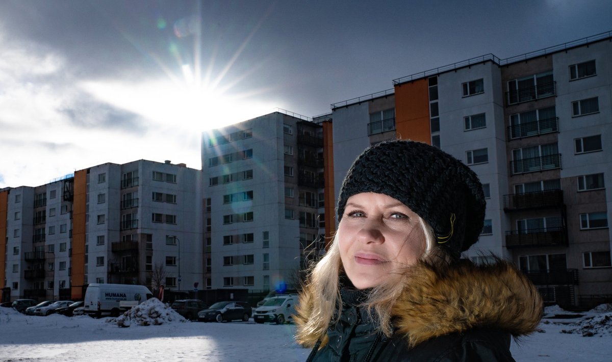 PROBLEEME ON: Raadiku munitsipaalelamute piirkonnas oma majas majavanema rolli täitev Kristiina Lindau leiab, et sellist rasket seltskonda ei tohiks niimoodi ühte kohta kokku koondada, nagu Raadikul on tehtud, sest see tekitab omakorda probleeme juurde.