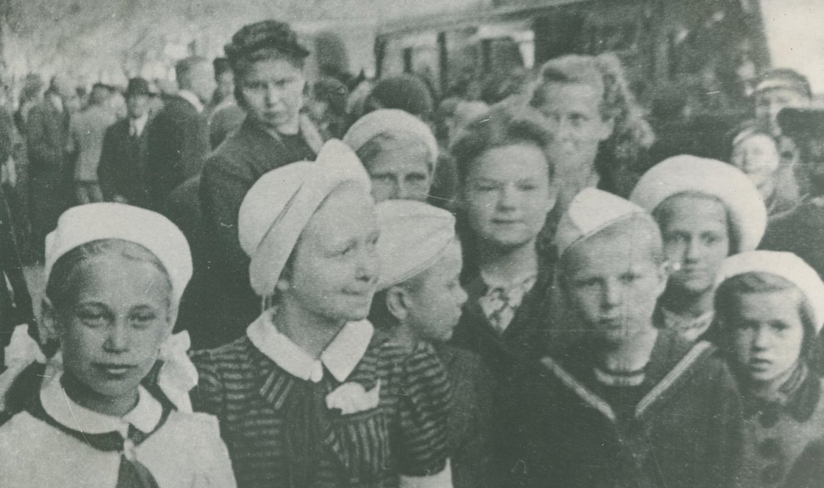 Eesti laste grupp vahetult enne ärasõitu Tallinnast Artekki.