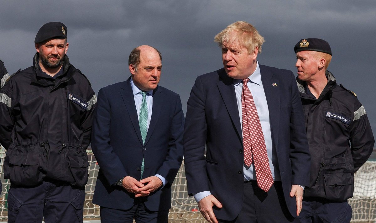 ÜKS SOOSIKUTEST: Boris Johnson koos kaitseminister Ben Wallace’iga, kelle populaarsus on ametiaja jooksul aina tõusnud.