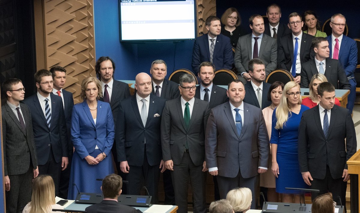 Peaminister Jüri Ratas valitsus 2016. aastal riigikogus ametivannet andmas. Taamal ametist lahkuvat Reformierakondlased