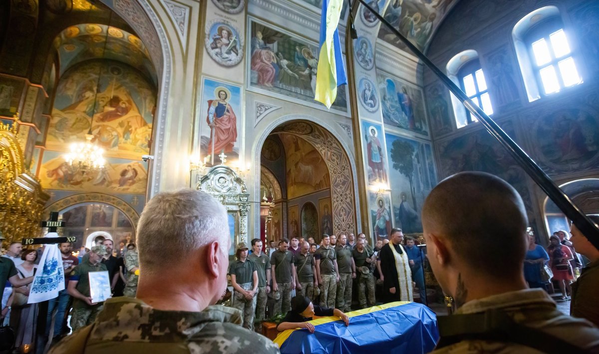 Mereväelase Roman Barvinoki ärasaatmine Püha Miikaeli katedraalis Kiievis. Lahingute vahel mängis Roman profesionaalse muusikuna Ukraina sõduritele viiulit.