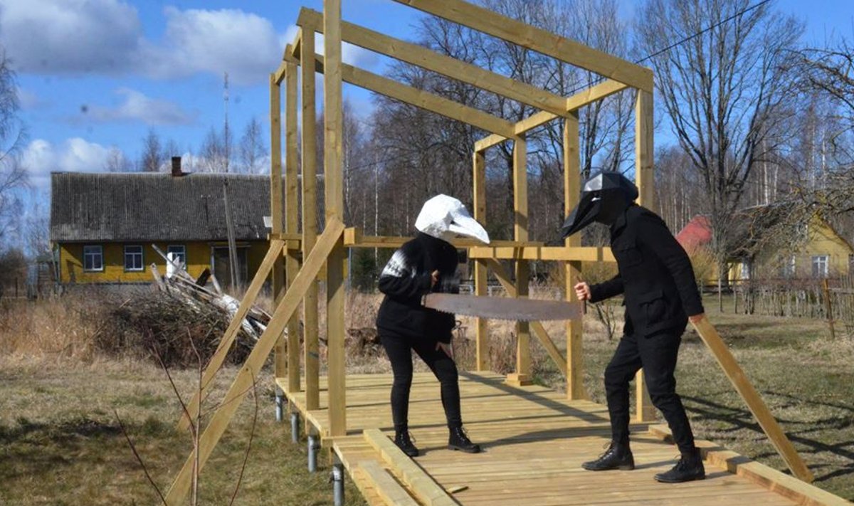 Kui kahemehesaag oleks pisut pikem, saaks sellega tööd teha isegi sotsiaalset distantsi hoides, aga selleks muidugi vajadust pole - Vares ja Kaaren kuuluvad ju ühte leibkonda. Skulptuuride aed on stardivalmis.