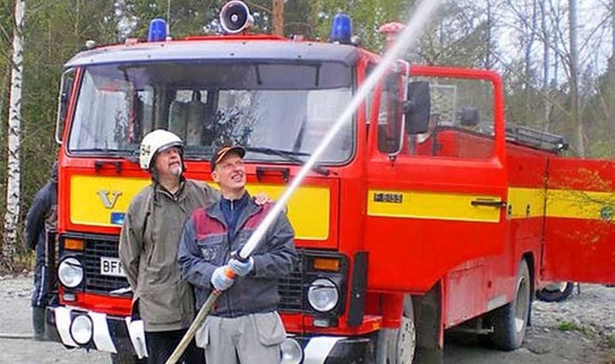 ÄGE JUGA: Lootuse Küla rajaja Märt Vähi 
(vasakul) ja programmi direktor Viljam Borissenko testivad komando tehnikat.