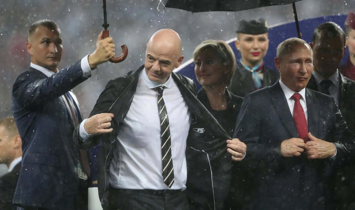 Gianni Infantino (keskel) ja Vladimir Putin (paremal) 2018. aastal Moskvas toimunud MM-i finaali järgsel autasustamisel