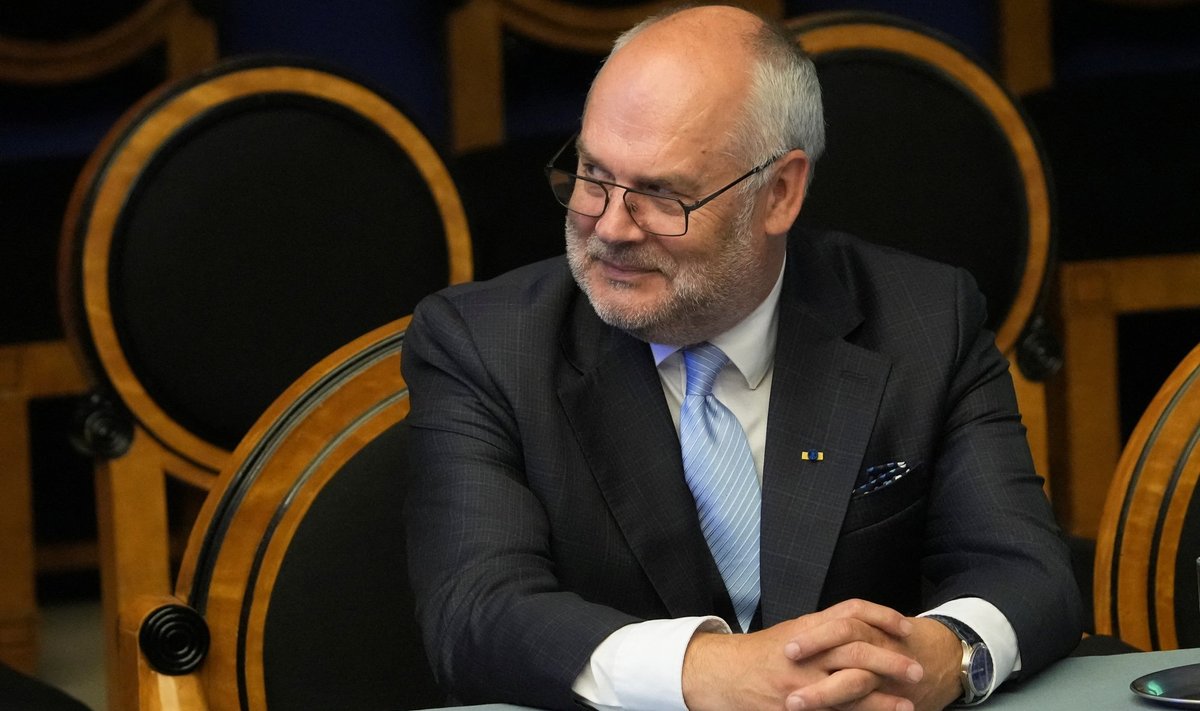 President Alar Karis kandmas spetsiaalselt talle disainitud käekella President