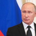 На саммите в Сингапуре Путина попросили пройти через рамку металлоискателя. В Кремле это опровергли