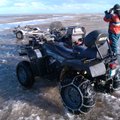 ФОТО: Чудских рыбаков, попавших в ловушку, спасали пограничники и местные добровольцы