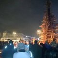 FOTOD: Skandaalsel Rakvere jõulukuusel süüdati advendituled