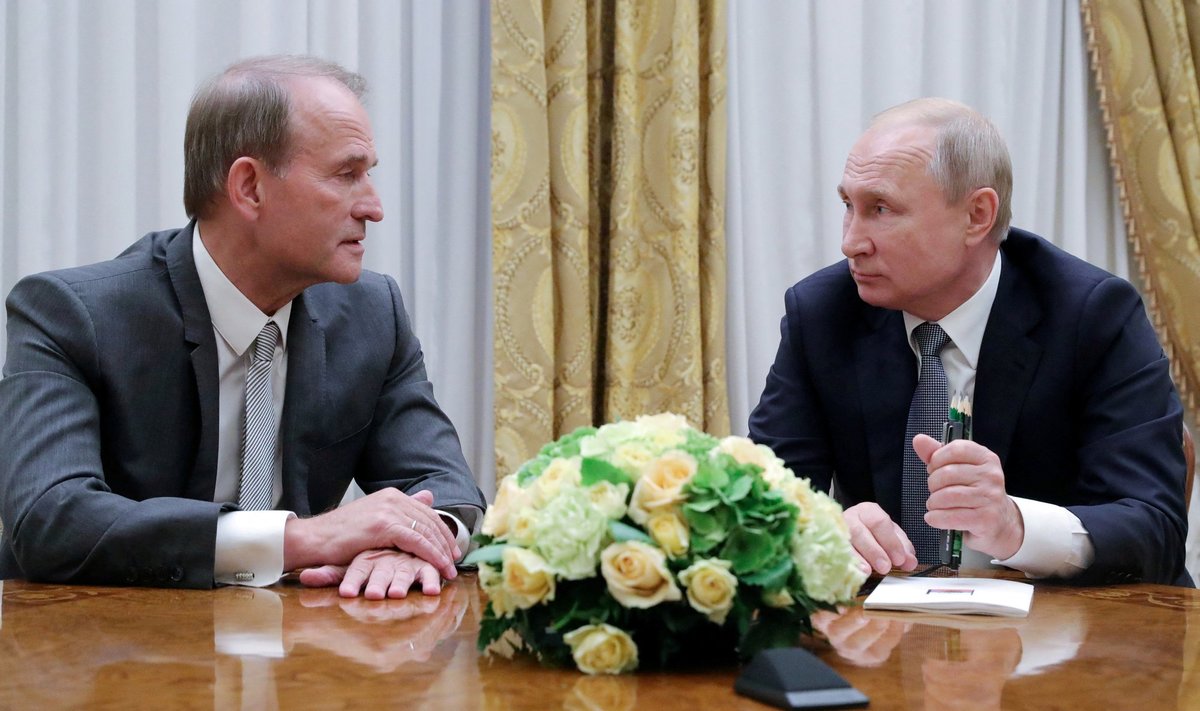 REETUR PEREMEHEGA: Vasakul Ukraina kodakondsusest ilma jäänud multimiljonär Viktor Medvetšuk, paremal tema tütre ristiisa, Venemaa president Vladimir Putin. Foto suvest 2019.
