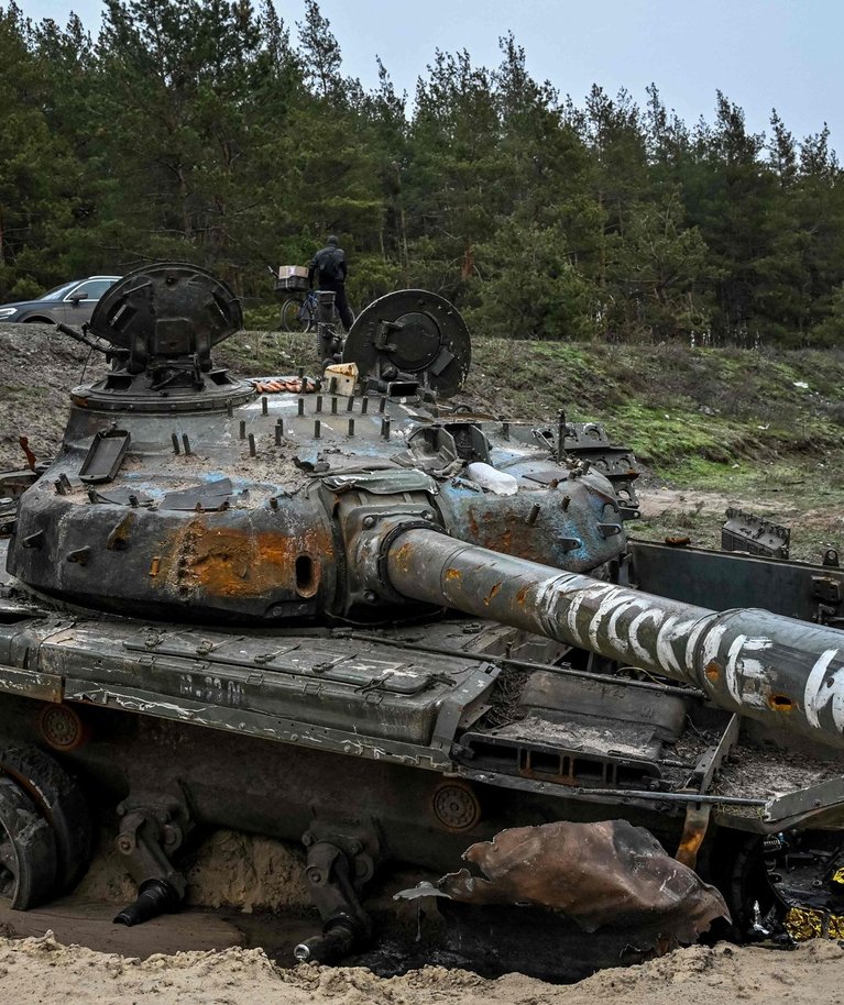 Purustatud Vene tank Harkivi oblastis Kupianski eeslinnas maantee ääres, detsember 2022.