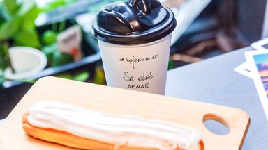 ФОТО | Кофе из губ в губы. В Старом городе открылась кофейня Kofeman c крайне необычными стаканчиками