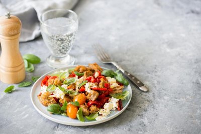 Grillitud paprika ja mozzarellasalat saiakuubikutega