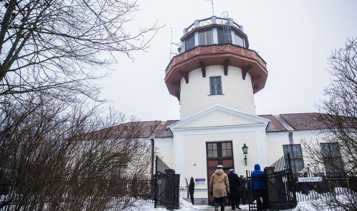Eesti lipu austamise tseremoonia Tartu tähetorni juures.