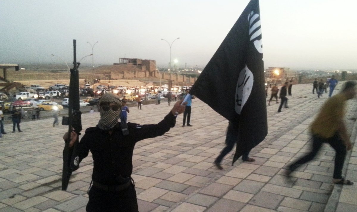 Боец ИГИЛ с флагом на улицах Мосула.