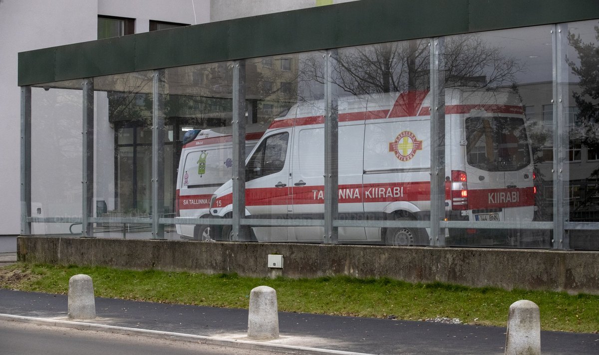 Kiirabiautod PERHi juures. Antud foto on tehtud veidi rahulikumal hetkel, aga Tallinna kiirabi peaarst Raul Adlas tõdes, et paraku pole selles midagi eriskummalist, kui PERHi või mõne teise haigla ukse taga on ootel umbes kümmekond brigaadi. 