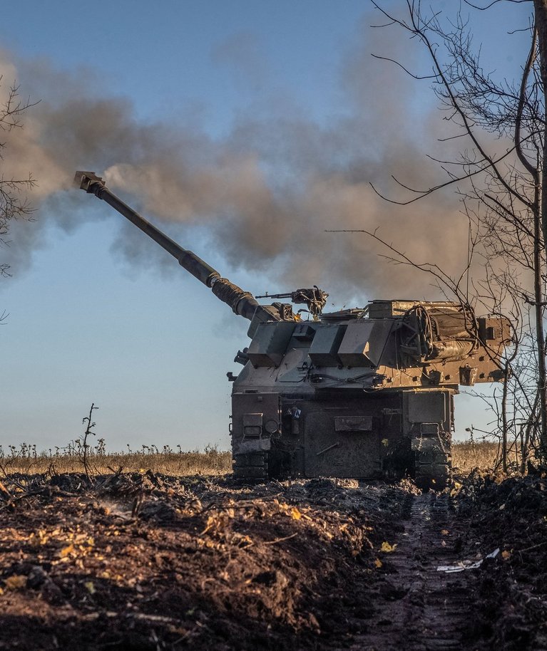 Ukraina sõjaväelased tulistavad Donetski oblastis Poola iseliikuva haubitsaga Krab Venemaa positsioonide suunas. Foto tehtud 8. novembril 2022.