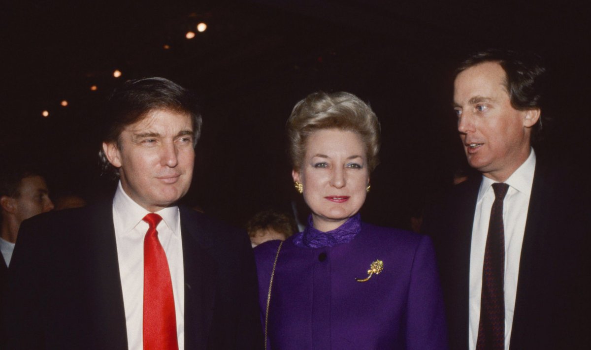Fred Trump (paremal) koos oma õe ja vennaga