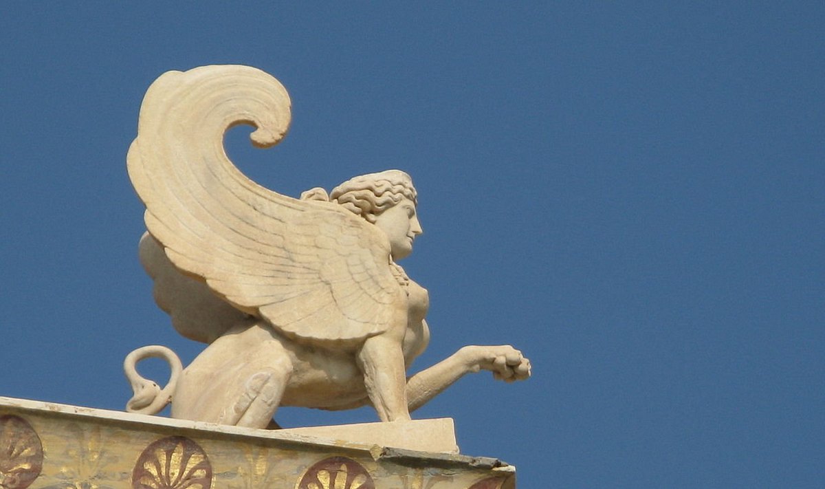 Sfinks Ateena Akadeemia katusel: umbes nii uhkelt võis end tunda nn hea kodaniku maine välja teeninud rikas muistne ateenlane (Foto: Wikimedia Commons / Yair Haklai)