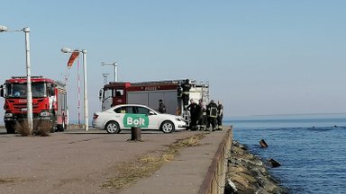 ФОТО И ВИДЕО | Почему машины спасателей за Горхоллом опускают в море шланги?