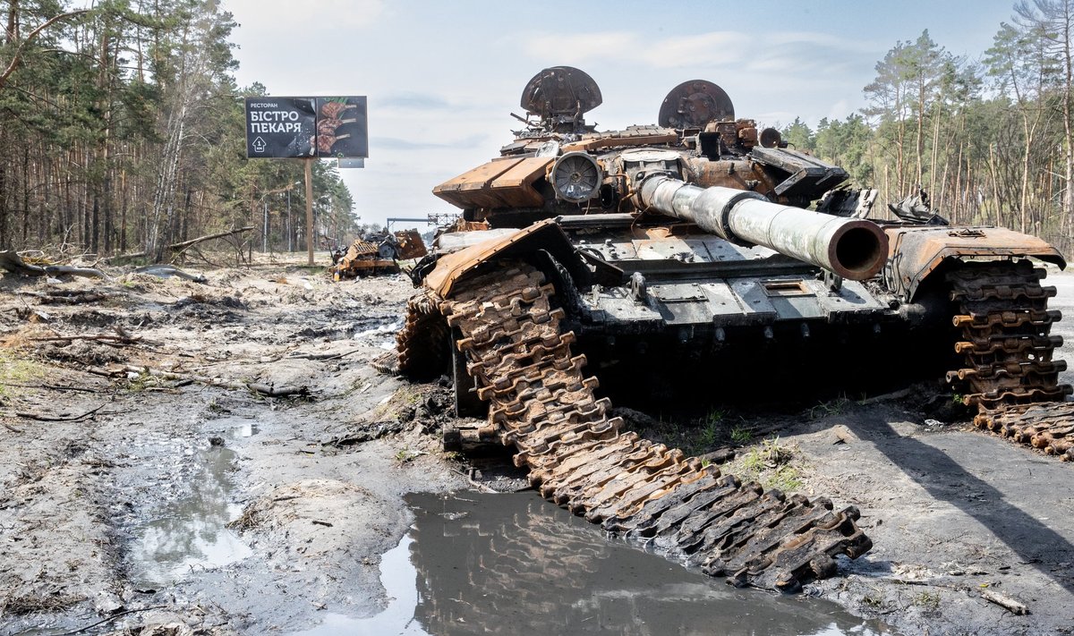 Põlenud vene tankid maanteel enne Kiievit