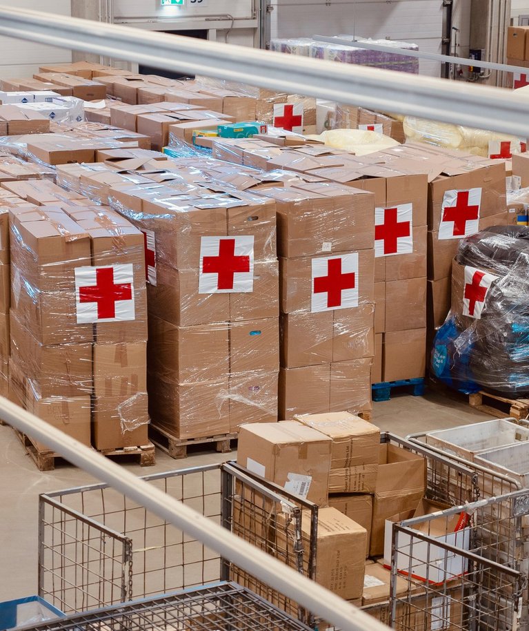 Eesti Punane Rist on Ukraina poole teele pannud 12 veoautotäit humanitaarabi: toidust ja mähkmetest magamiskottideni. 