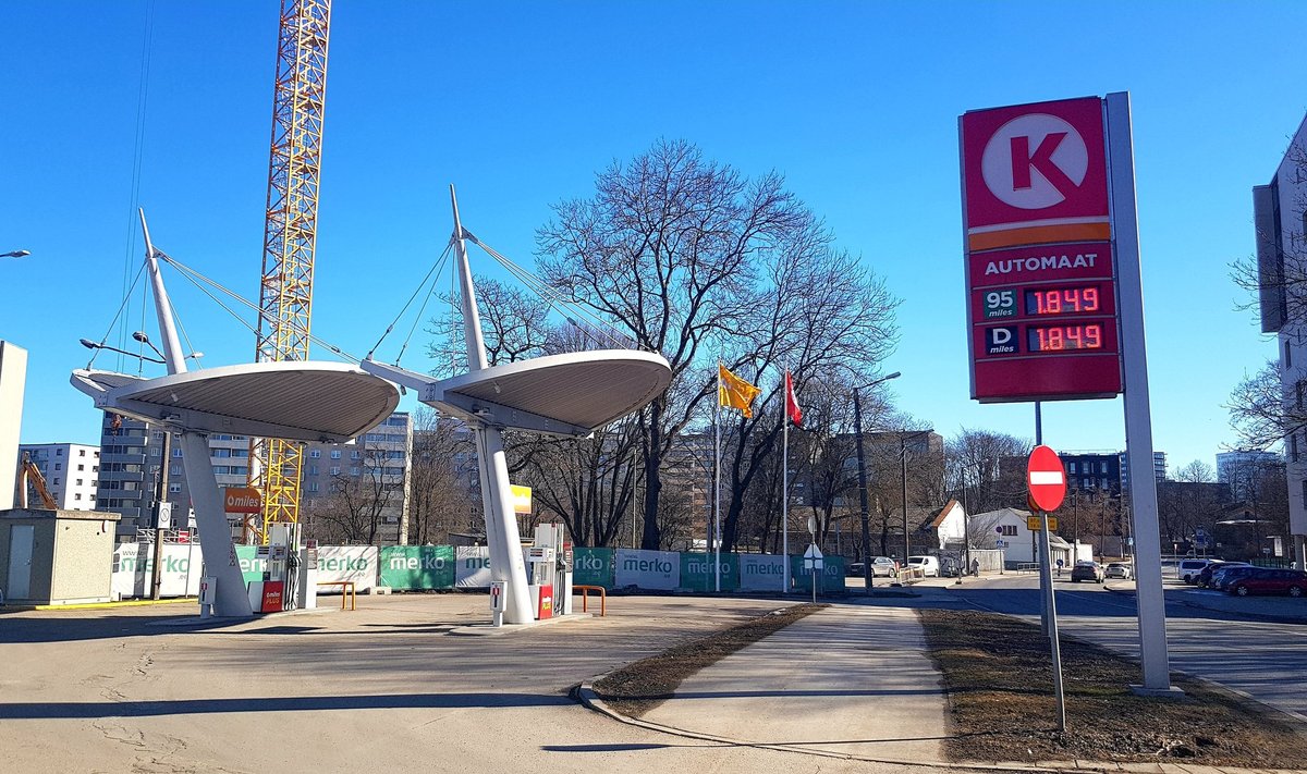 Kütusetankla hinnad Tallinnas Juhkentali tänaval nädala algul.