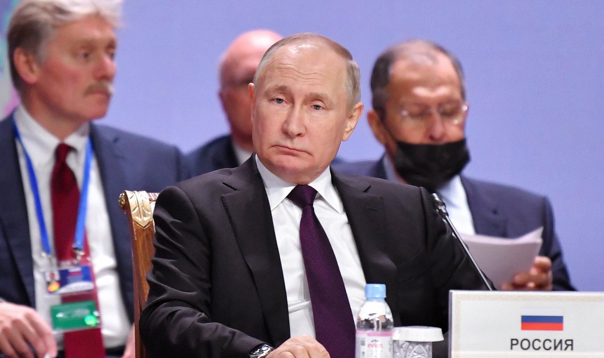 Venemaa kõigevägevamad 14. oktoobril Astanas: riigijuht Vladimir Putin, tema selja taga vasakul Kremli pressiesindaja Dmitri Peskov ja paremal välisminister Sergei Lavrov