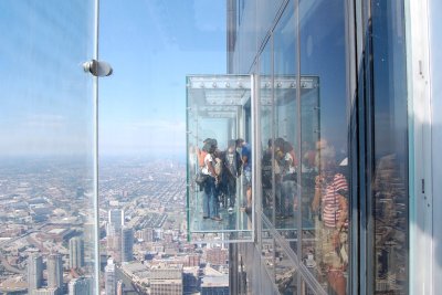 Willis Toweri Skydec Chicagos - klaaskuubid linna kohal.