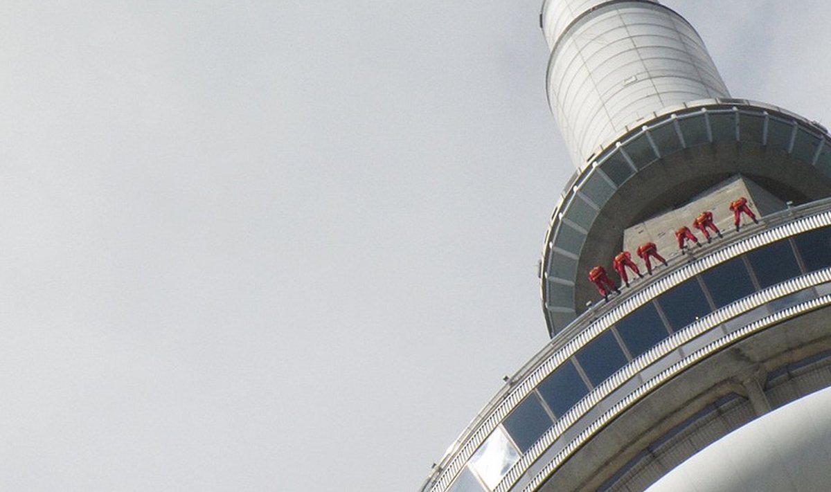 CN Tower Torontos, äärekõnd.