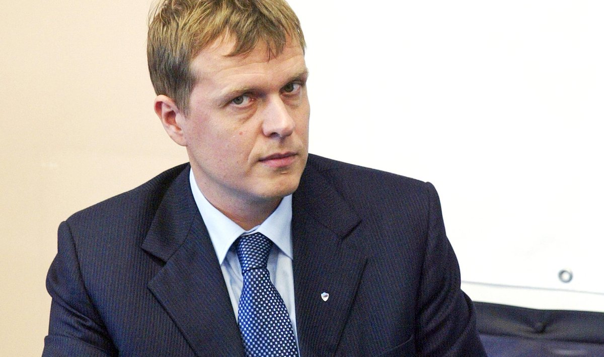 HOIAB VARJU: Parvel Pruunsild ei esine avalikkuse ees väga tihti, veel vähem laseb ta end pildistada. See foto on aastast 2005. Big (inlise keeles suur) panga nimes on muuseas lühend ettevõtte eelmisest nimest: Balti Investeeringute Grupp.
